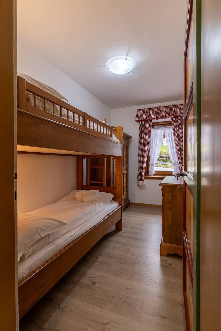 Entire apartment, Casa Alberti, con balcone panoramico e parcheggio in Cortina d'Ampezzo, Dolomiti Superski