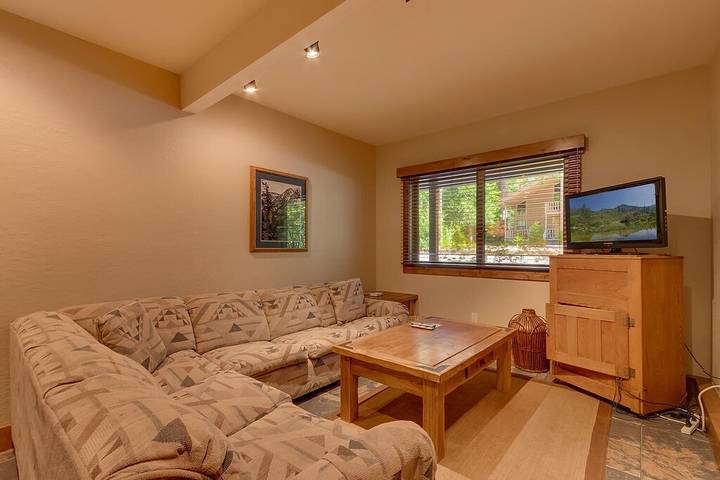 Vacation rental for 10 people, with yard and hot tub as well as terrace by Lake Tahoe