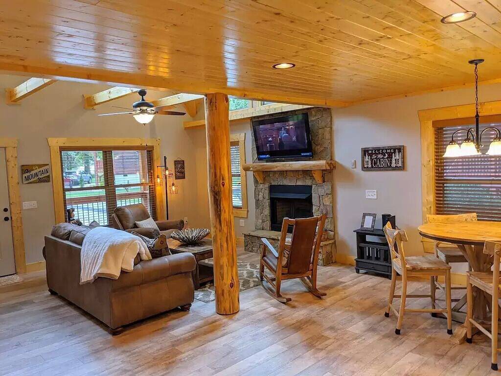 Easy access! Mountain Views,Watch the Elk, Fire Pit,Close to Skiing,Tubing, Golf in Blue Ridge Parkway, Maggie Valley