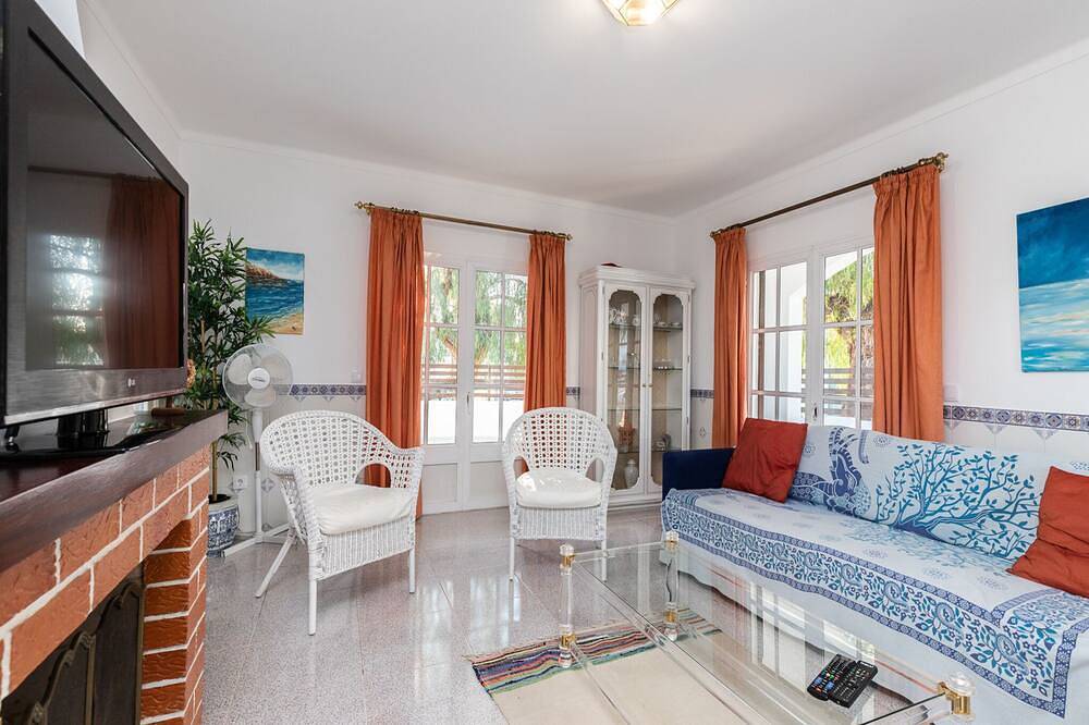 Branle Villa, Wifi, Near Beach in Praia da Lota, Manta Rota