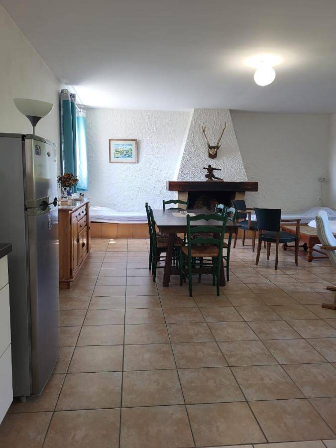 Gîte pour 8 personnes, avec piscine ainsi que vue et jardin à Airoux