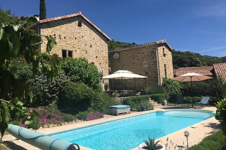 Gîte pour 2 personnes, avec Terrasse ainsi que Jardin et Piscine à Juvinas