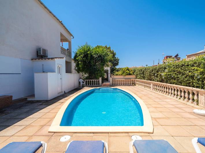 Casa de vacaciones para 4 personas, con Balcón y Terraza además de Jardín y Piscina en Cala Mandia