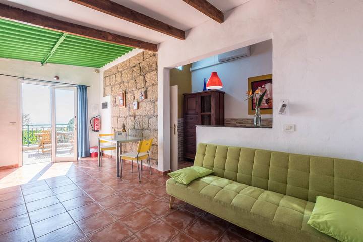Casa de vacaciones tradicional "Casa Tabaiba" en Alcalá con acceso al mar y terraza propia in Playa la Jaquita, Guía de Isora
