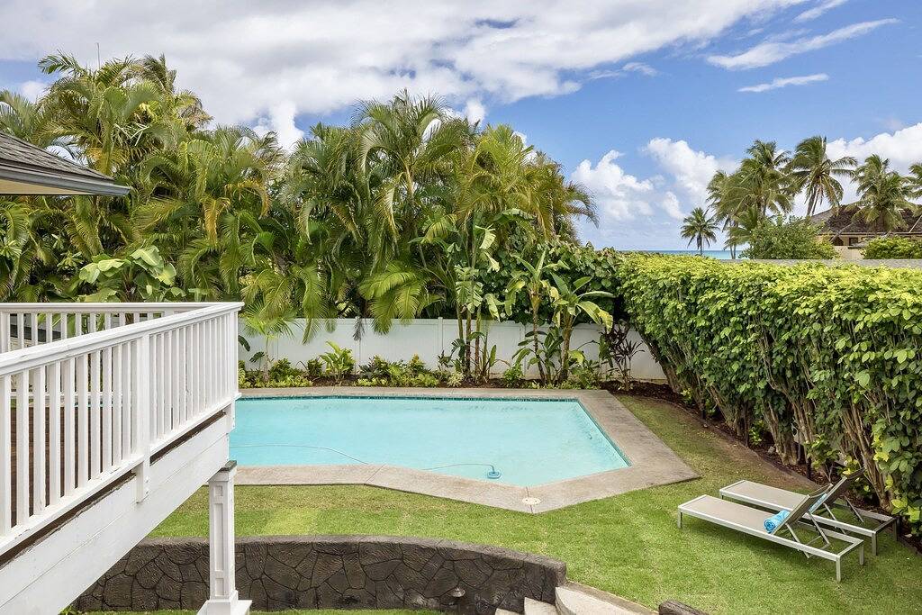 ★ Amazing ★ Kailua Bliss Beach House ★ Pool! Game Room! 1 House from the Beach in Kailua, Kailua Beach
