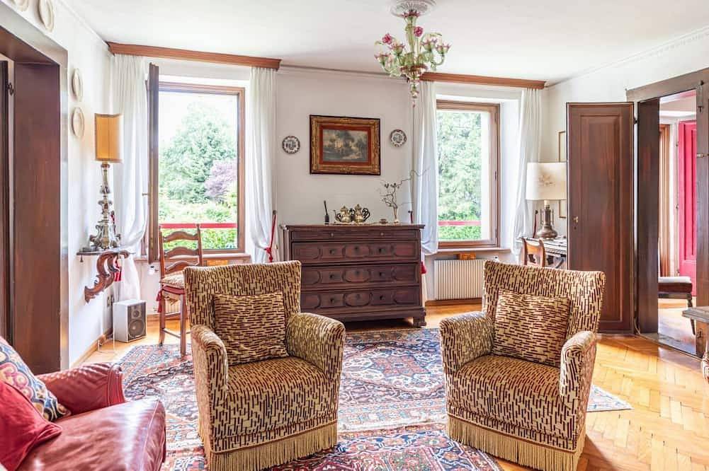 Entire apartment, Guesthost - Elegant 350 sqm apartment for 6 people, located on two levels of a historic 18th century villa. The villa, with fine furnishings and frescoed galleries, will enchant you with its rooms, where history and comfort blend to give you an unforgett in Belluno, Schiara