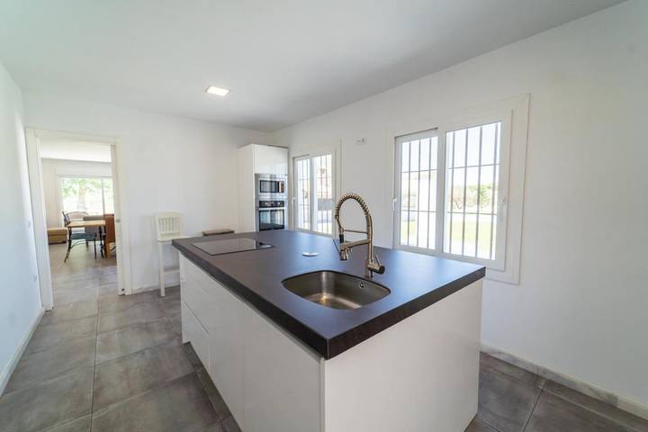 Casa rural para 12 personas, con Balcón y Jacuzzi además de Terraza y Jardín en Tomares - 4