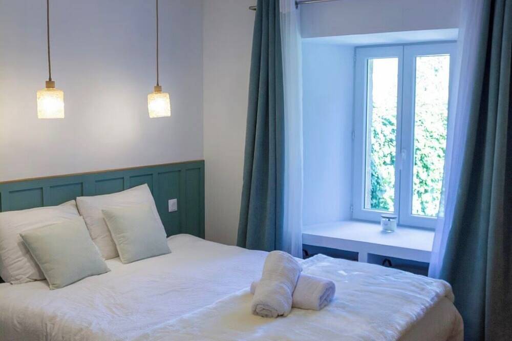 Apartamento entero, 80 m² Vacation Rental + 20 m² Studio - Sleeps 8 - Puy du Fou in Mauléon, Valle del Loira