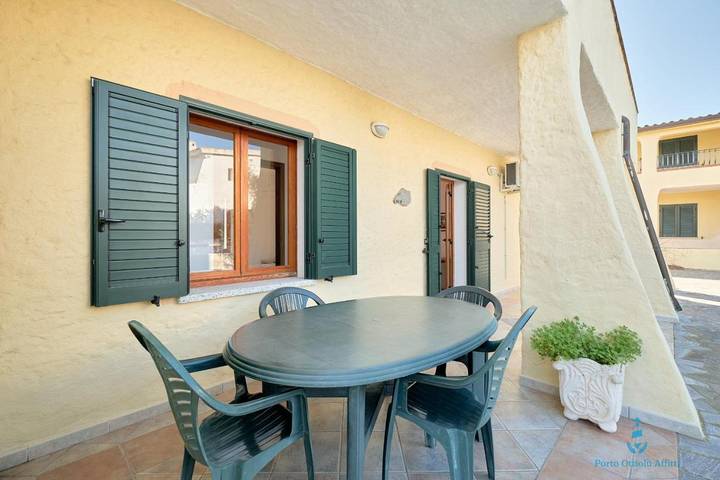 Casa vacanza per 4 persone, con giardino e panorama in Porto Ottiolu