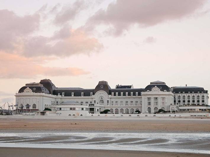 Hôtel pour 4 personnes, avec Jacuzzi et Terrasse ainsi que Piscine et Sauna