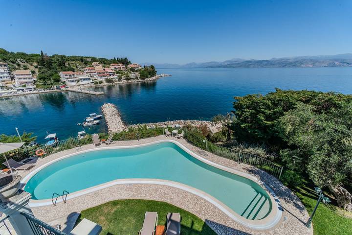 Location de vacances pour 8 personnes, avec terrasse et jardin dans Kassiopi - 2