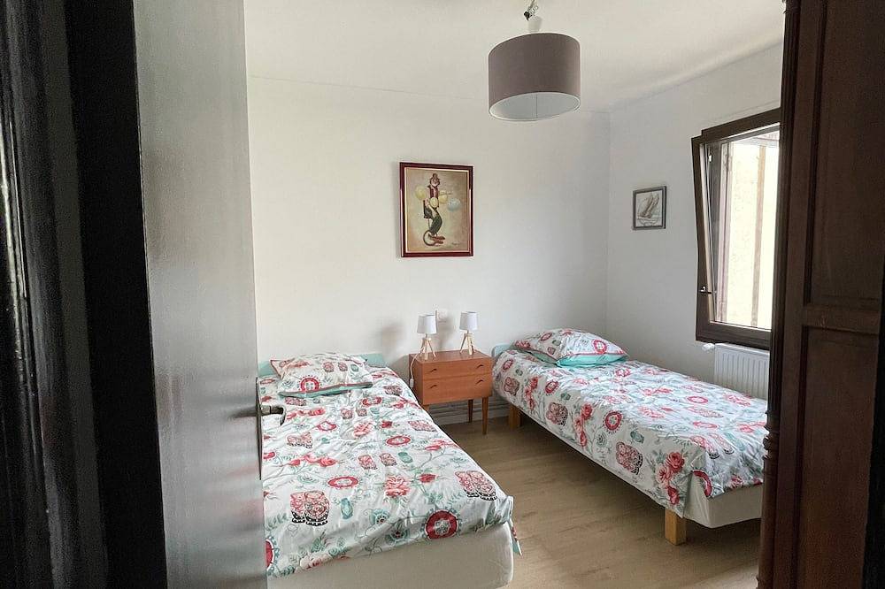 Maison entièrement rénovée située à 50 mètres de la mer jardin 4 chambres 2 Sdb. in Hermanville-sur-Mer, Région de Caen