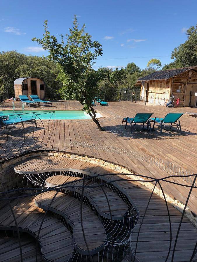 Gîte pour 2 personnes, avec Terrasse et Jacuzzi ainsi que Jardin et Piscine