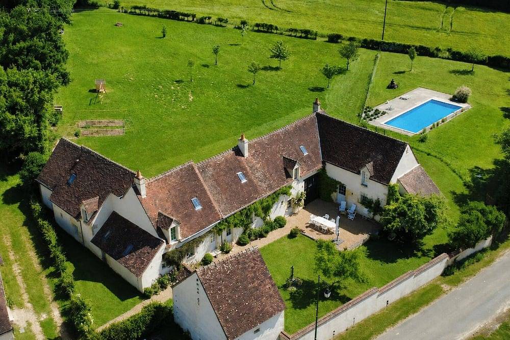 Grande maison de famille chaleureuse avec piscine au cœur du Perche. in Colonard-Corubert, Parc naturel régional du Perche