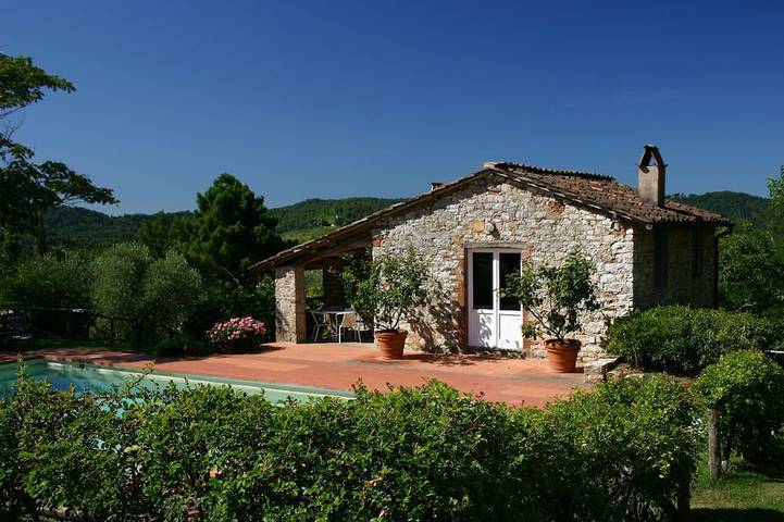 Gîte pour 4 personnes, avec Terrasse ainsi que Jardin et Piscine