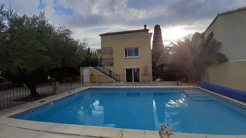 Appartement de vacances pour 3 personnes, avec terrasse et vue ainsi que jardin et piscine