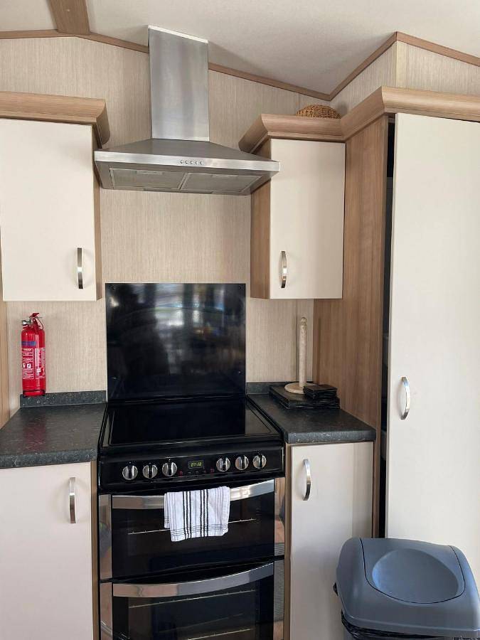 Lake Front 3 Bed Caravan in South Cerney in Gloucestershire