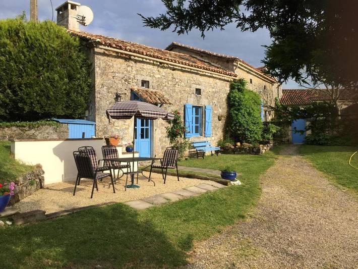 Location de vacances pour 4 personnes, avec terrasse ainsi que vue et piscine à Édon (Charente) - 2