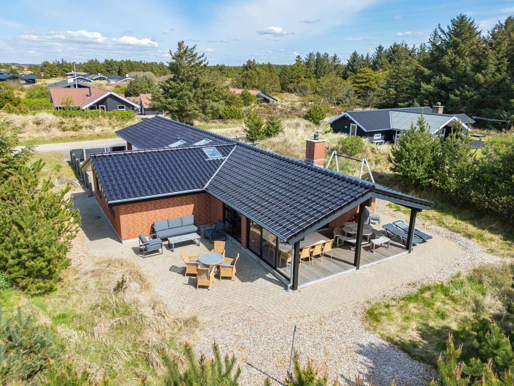 Tolles und geschmackvoll eingerichtetes Ferienhaus mit Fußballplatz und großer Terrasse in Henne, Filsø See