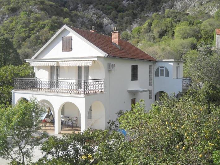 Gîte pour 4 personnes, avec jardin et vue dans Risan