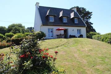 Location de vacances pour 8 personnes, avec jardin et balcon à Goulven