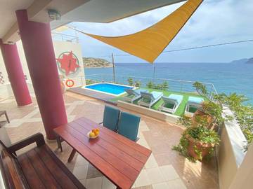 Gîte pour 4 personnes, avec terrasse ainsi que piscine et vue, animaux acceptés dans Mokhlos
