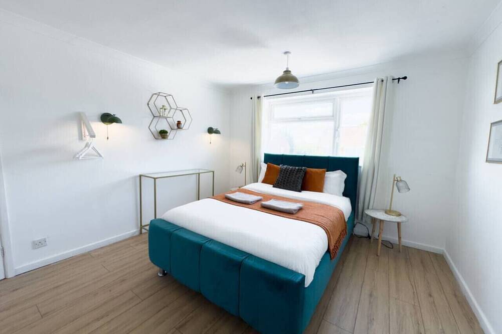 Highly Rated! 3 Bed Home Smart Tv Driveway in Worcester, Worcestershire