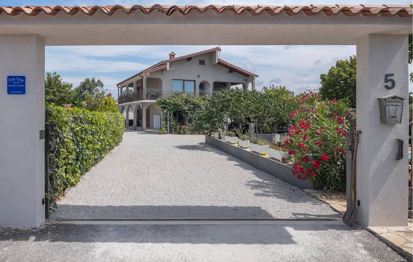 Ganze Ferienwohnung, Charmantes Apartment mit Pool, WLAN und Terrasse in der Nähe von Casa Lea und dem Stadtzentrum von Zbandaj in Grad Poreč, Porec und Umgebung