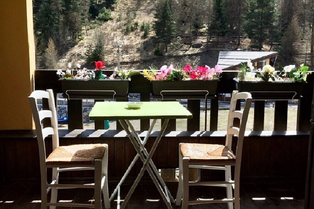 Entire apartment, Studio on the slopes with mountain views in Valdeblore, Nice region