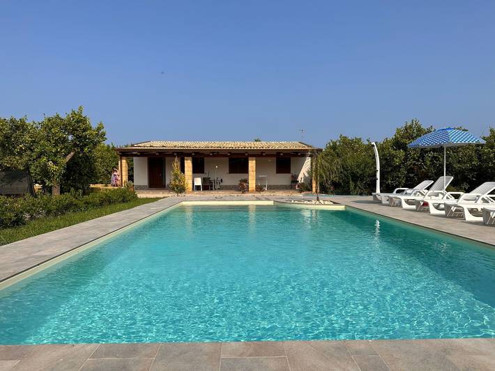 Villa Lorenzo mit privatem Garten, Whirlpool und Wlan in Noto, Avola