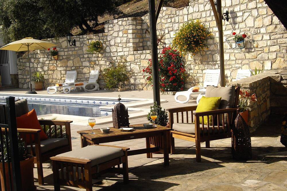 Country House with large Pool and Stunning Views. Near the Historic Iznajar in Iznájar, Córdoba Province