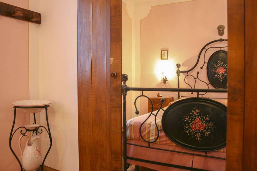 Panoramic villa surrounded by vineyards and olive groves, 5 km from Montepulciano and Torrita di Sie in Montepulciano, Siena Province