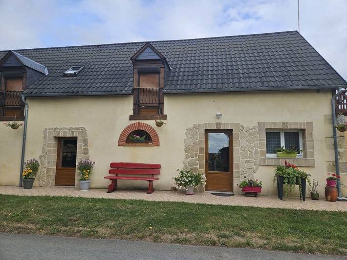 Gîte pour 11 personnes, avec jardin ainsi que terrasse et piscine
