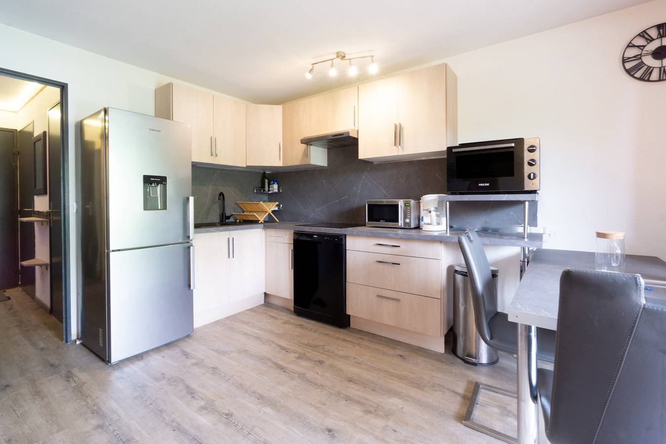 Apartamento entero, Apartamento 'Albiez' con vistas a las montañas, piscina compartida y Wi-Fi in Col du Mollard, Albiez-Montrond