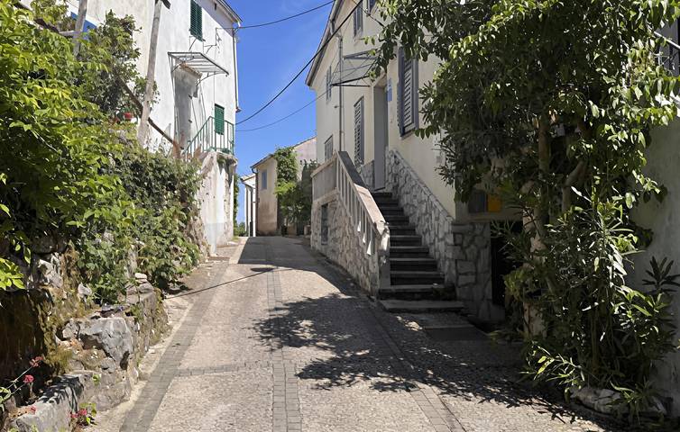 Charmant appartement d'une chambre à Dobrinj avec Wi-Fi et parking in Dobrinj, Krk