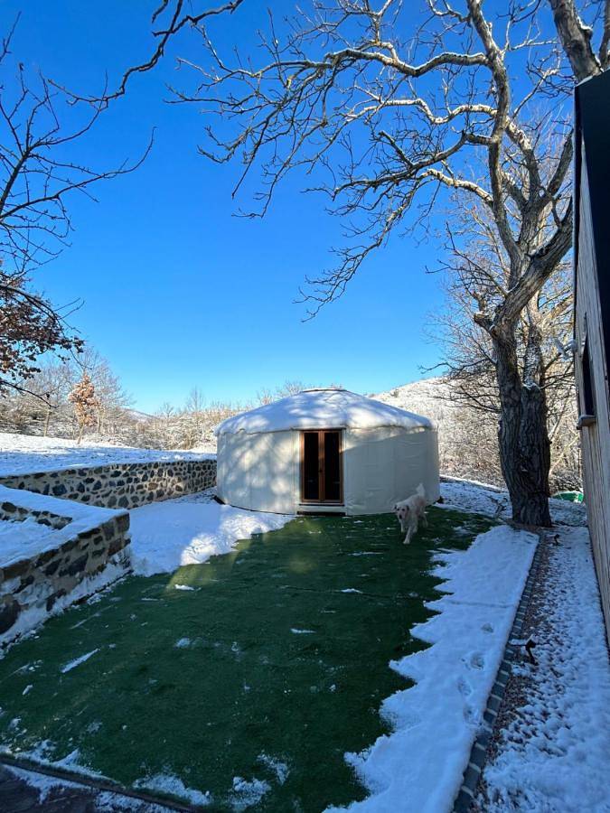 Tente pour 4 personnes, avec terrasse ainsi que jacuzzi et jardin dans le Puy-de-Dôme - 3