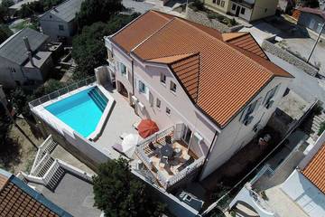 Ferienwohnung für 8 Personen, mit Garten und Pool in Karlobag