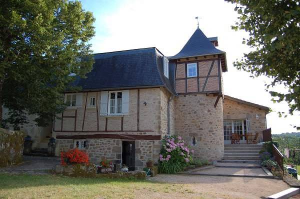 Gîte pour 6 personnes, avec piscine et jacuzzi ainsi que jardin et terrasse à Fourmagnac