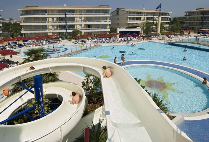 Ferienwohnung für 6 Personen, mit Balkon und Whirlpool sowie Pool in Bibione