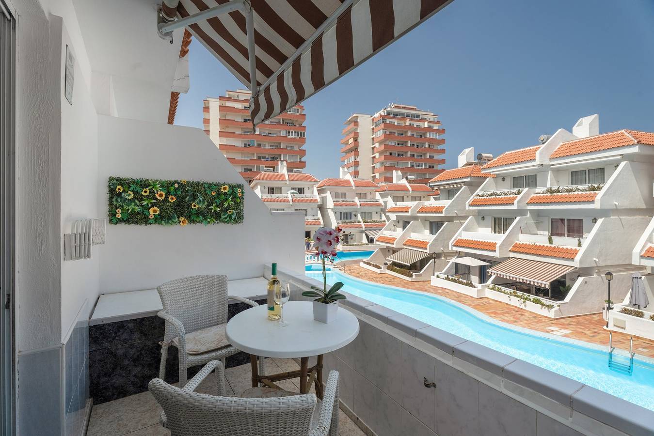 Apartamento entero, Apartamento de vacaciones 'Floritas 1' con piscina compartida, balcón y Wi-Fi in Playa de las Américas, Arona 