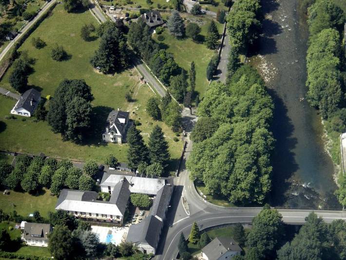 Hôtel pour 2 personnes, avec Terrasse ainsi que Jardin et Piscine à Izeste