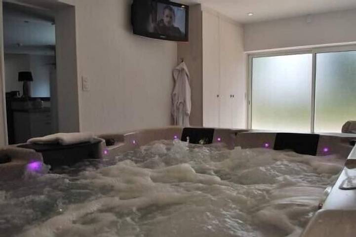 Location de vacances pour 7 personnes, avec jardin ainsi que jacuzzi et sauna, animaux acceptés à La Pernelle