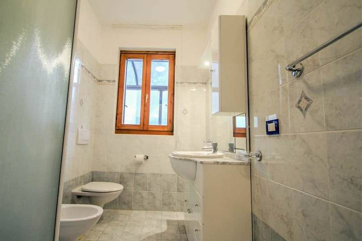 Ganze Wohnung, Schöne Wohnung für 2 Leute mit  W-Lan, Pool, TV und Terrasse in Luino, Comune di Luino