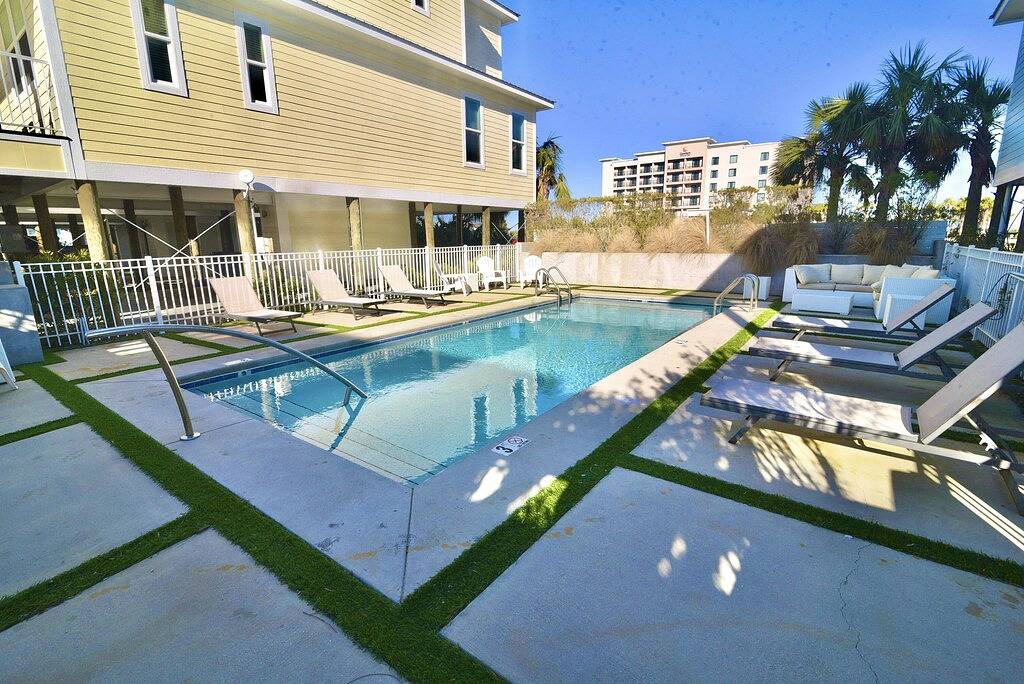 Spring Break, Steps to Sand & Pool: Fully Loaded in Gulf Shores, Mobile Bay