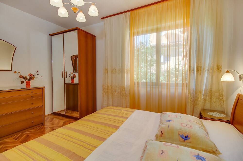 Ganze Wohnung, 2-Zimmer-Ferienwohnung mit Terrasse Mali Losinj, Losinj in Mali Lošinj, Lošinj