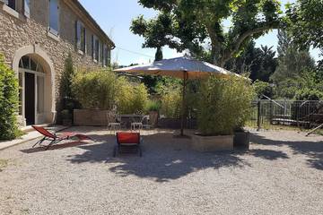 Gîte pour 4 personnes, avec terrasse ainsi que jardin et piscine, animaux acceptés à Lagnes