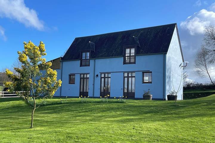 Location de vacances pour 5 personnes, avec terrasse et jardin à Chérencé-le-Roussel