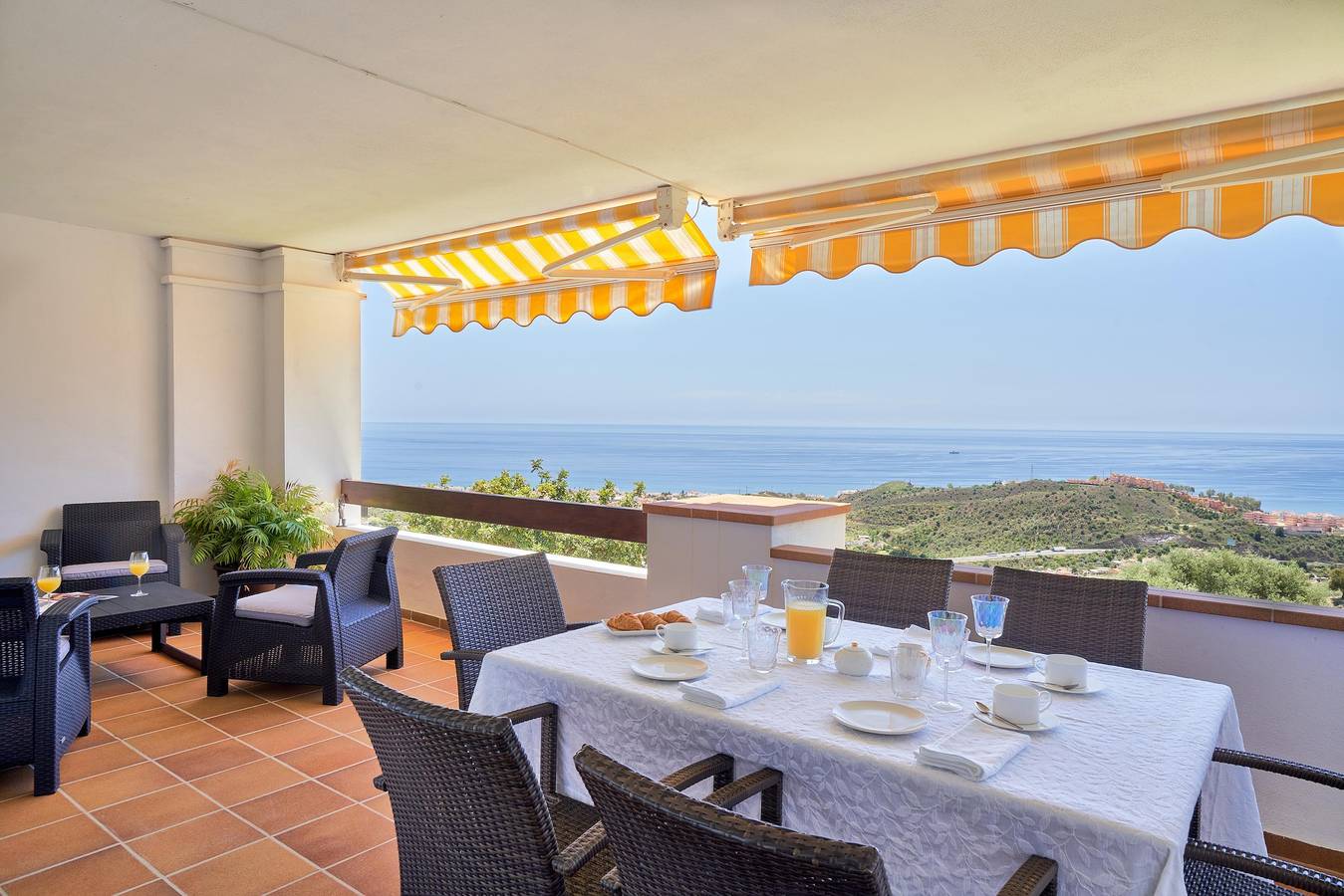 Apartamento entero, Apartamento de lujo Neptuno en Málaga con vistas al mar, piscina compartida y Wi-Fi in Rincón de la Victoria, Costa del Sol