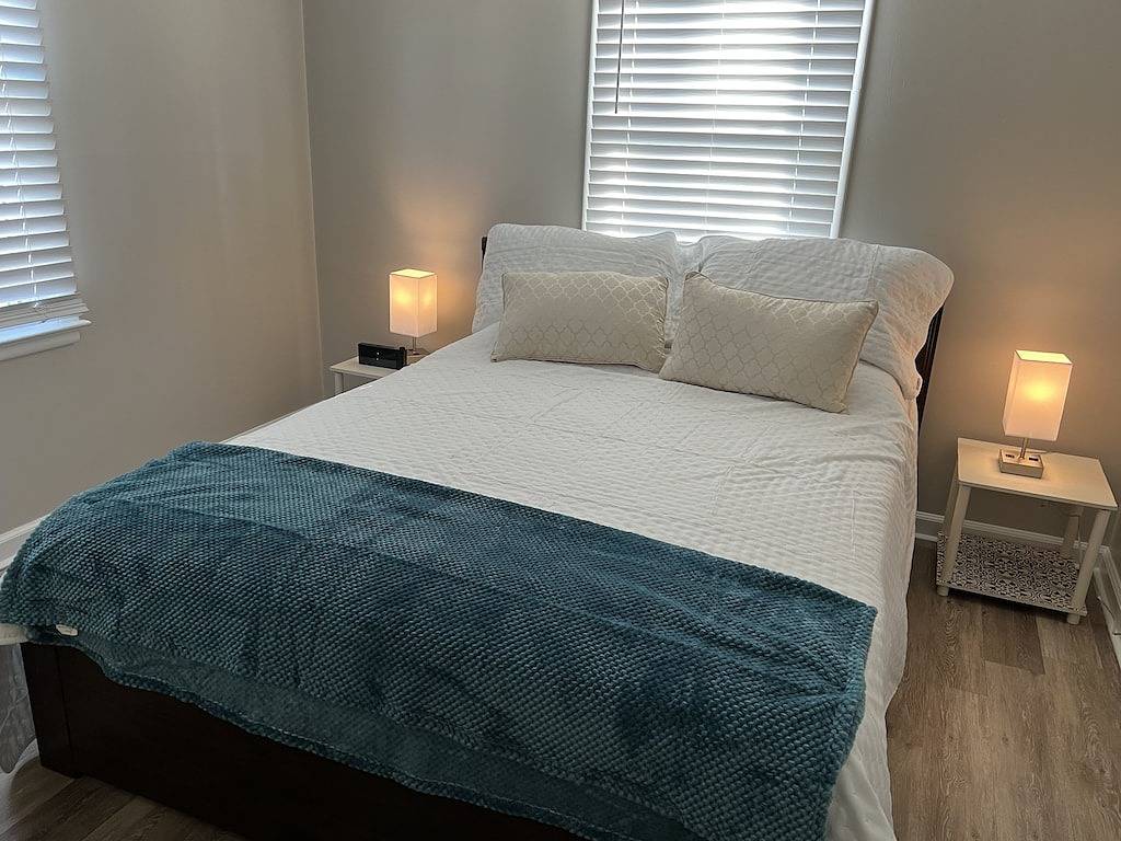 Shawnee Bungalow - Tranquil 1 King, 1 Queen in Kansas