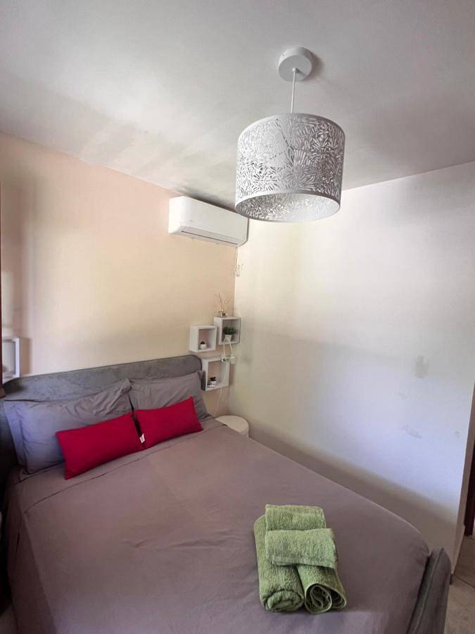 Gîte pour 2 personnes, avec terrasse et piscine ainsi que vue et jardin à Vieux-Fort - 2